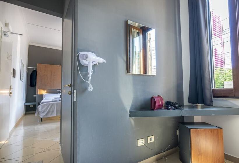 Economy Triple Room, Crossroad