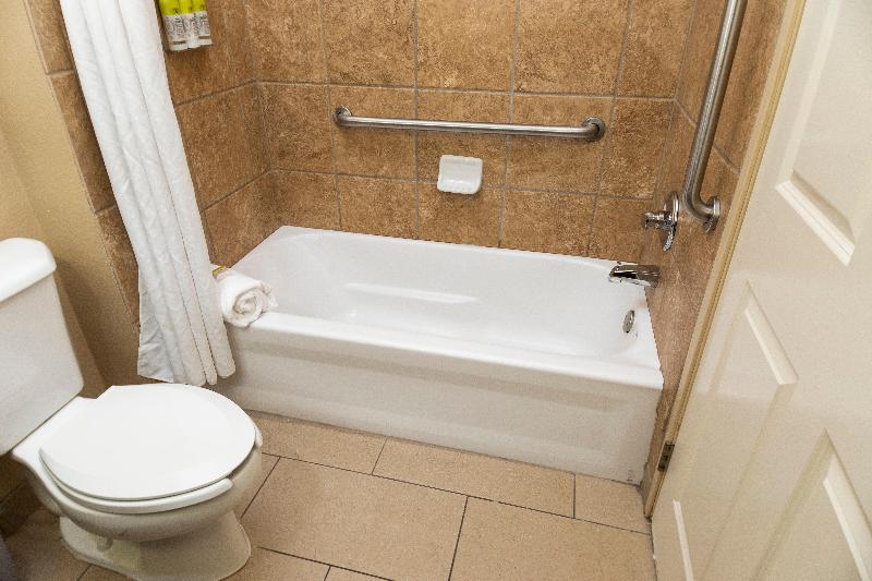 Номер Стандарт Кровать Кинг Адаптированный для Инвалидов, Holiday Inn Express Bloomington West, An Ihg