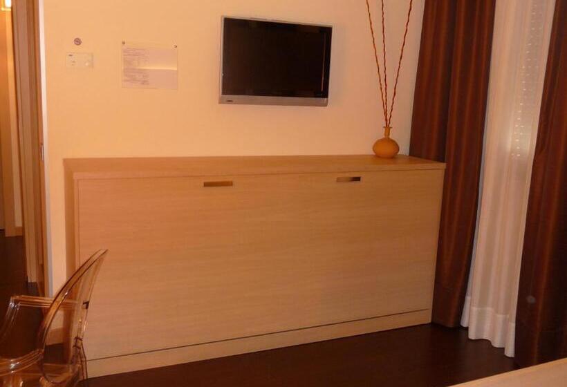 스탠다드 트리플 룸, Paris