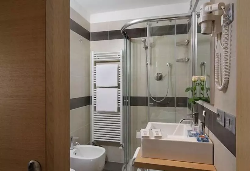 اتاق استاندارد سه نفره, Paris