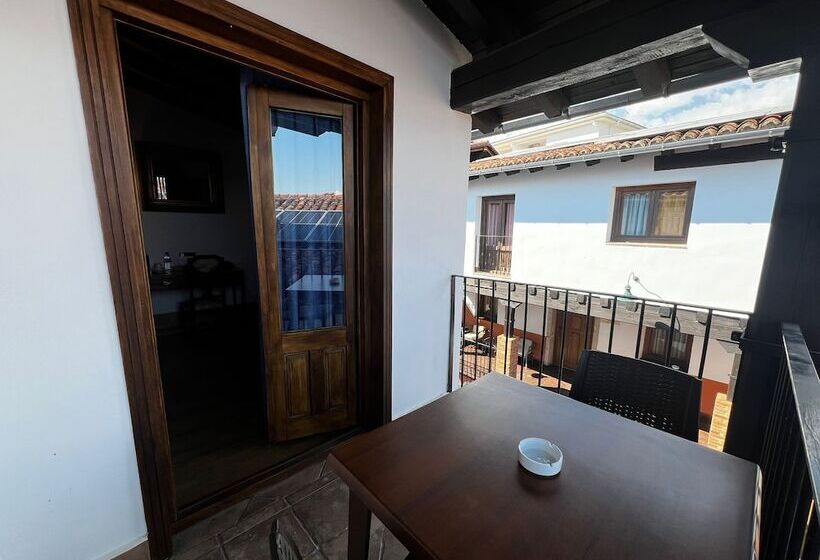 חדר סטנדרט לשלושה עם טרסה, Hospedium Hotel Rural Abadía De Yuste