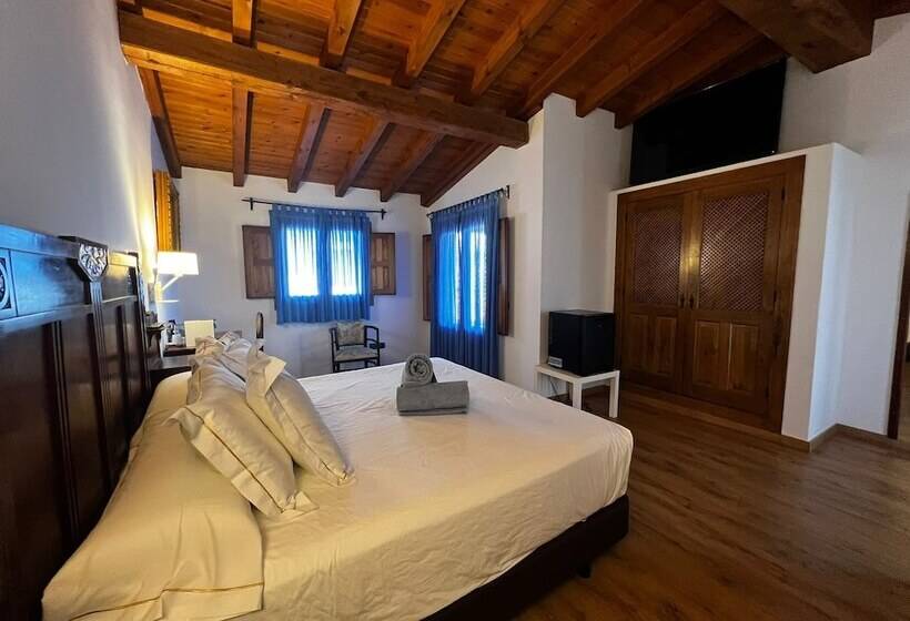 חדר סטנדרט לשלושה עם טרסה, Hospedium Hotel Rural Abadía De Yuste