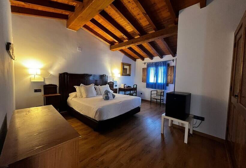 חדר סטנדרט לשלושה עם טרסה, Hospedium Hotel Rural Abadía De Yuste