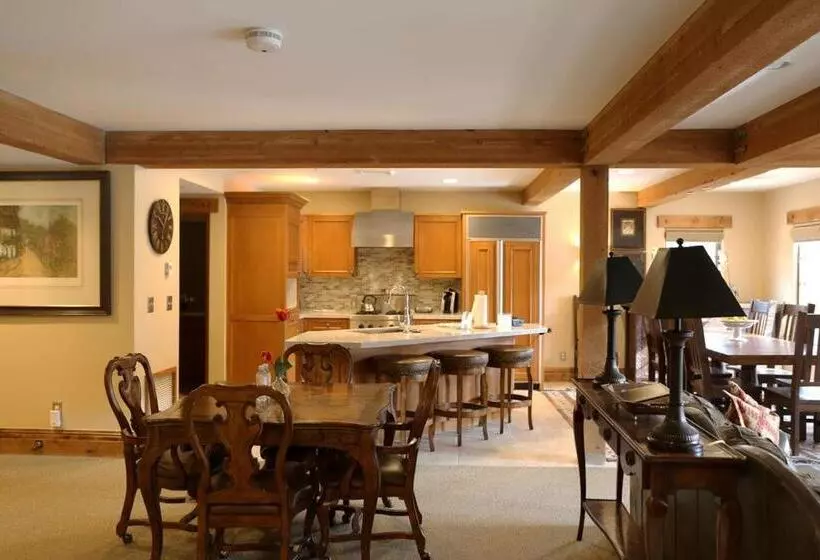 استودیوی لوکس, The Chateaux Deer Valley