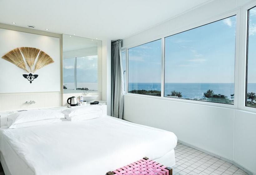 Deluxe Room, The Marmara Antalya