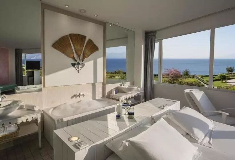 اتاق لوکس سه تخته, The Marmara Antalya