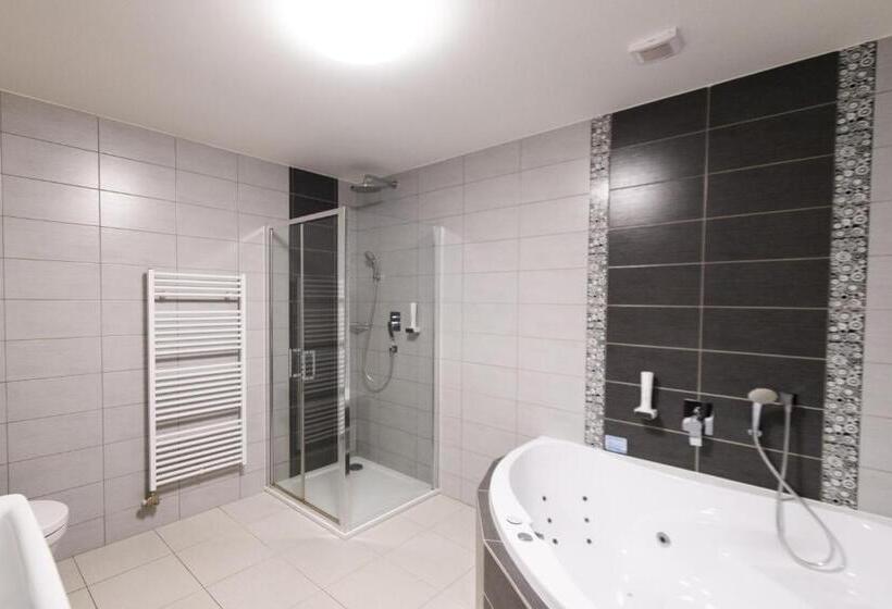 غرفة قياسية رباعية, Vinařství U Kapličky