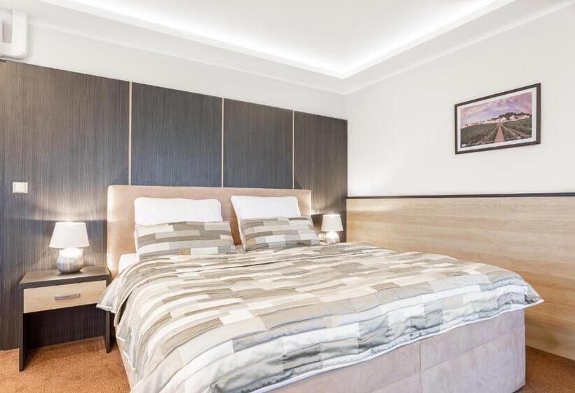 غرفة سوبيريور ثلاثية, Vinařství U Kapličky