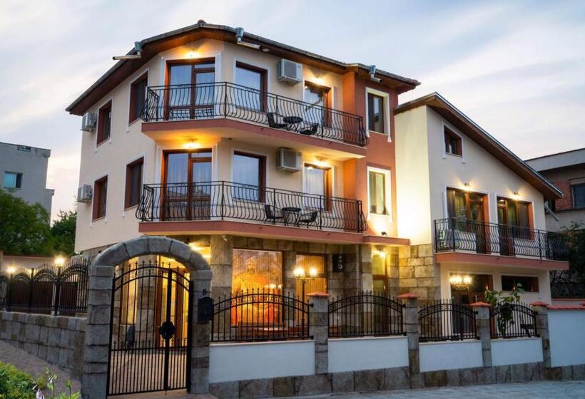 Студио Стандарт с Балконом, Family Hotel Preslav