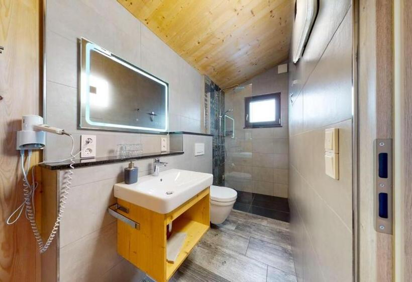 בקתת חדר, Fba Village