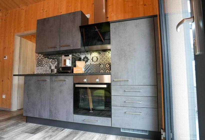 בקתת חדר, Fba Village