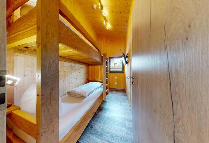 בקתת חדר, Fba Village