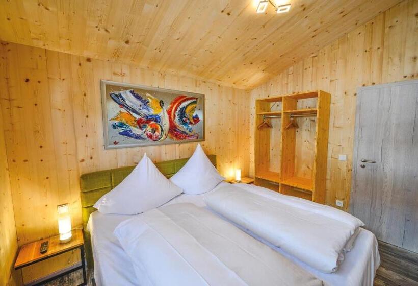 בקתת חדר, Fba Village