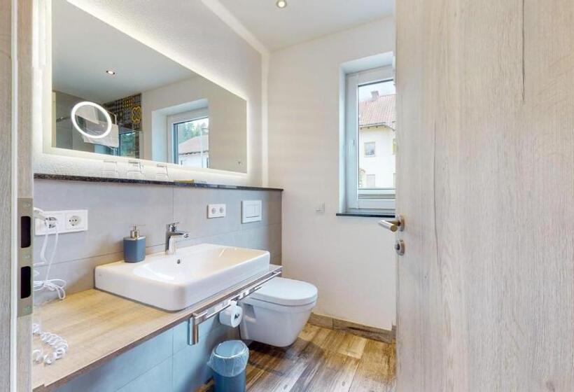 נוף לבריכה, Fba Village