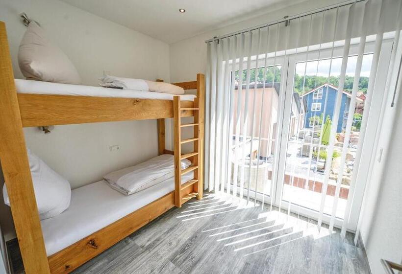 נוף לבריכה, Fba Village