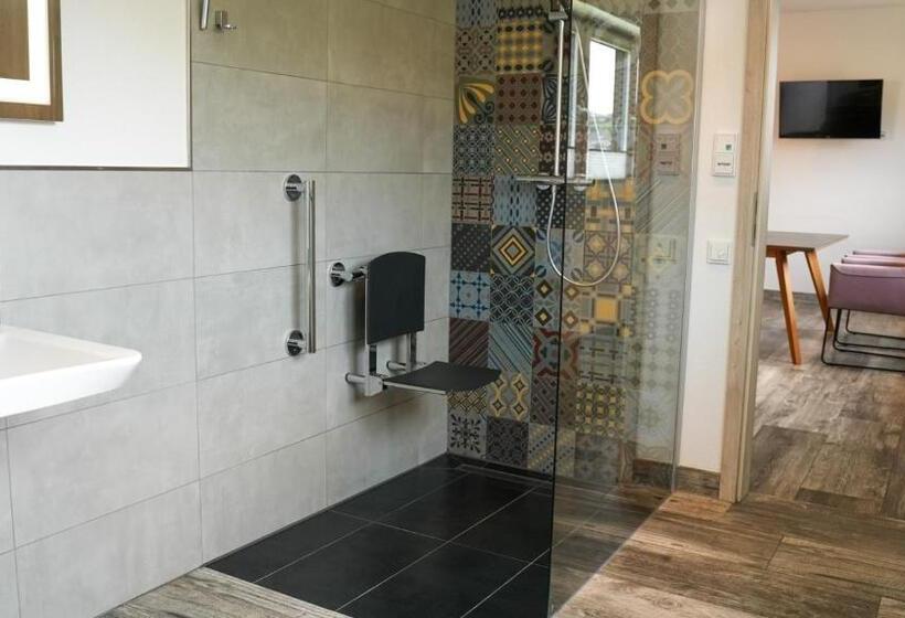 סוויטת ג'וניור עם מרפסת, Fba Village