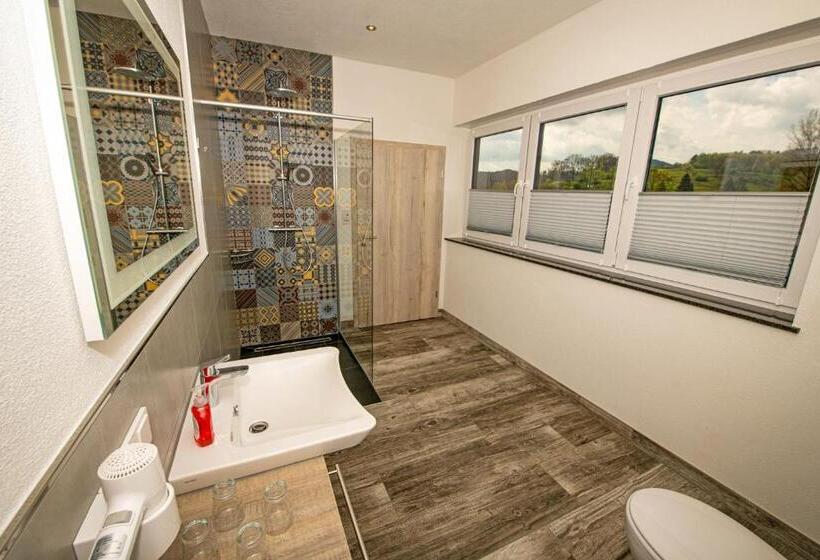 סוויטת ג'וניור עם מרפסת, Fba Village