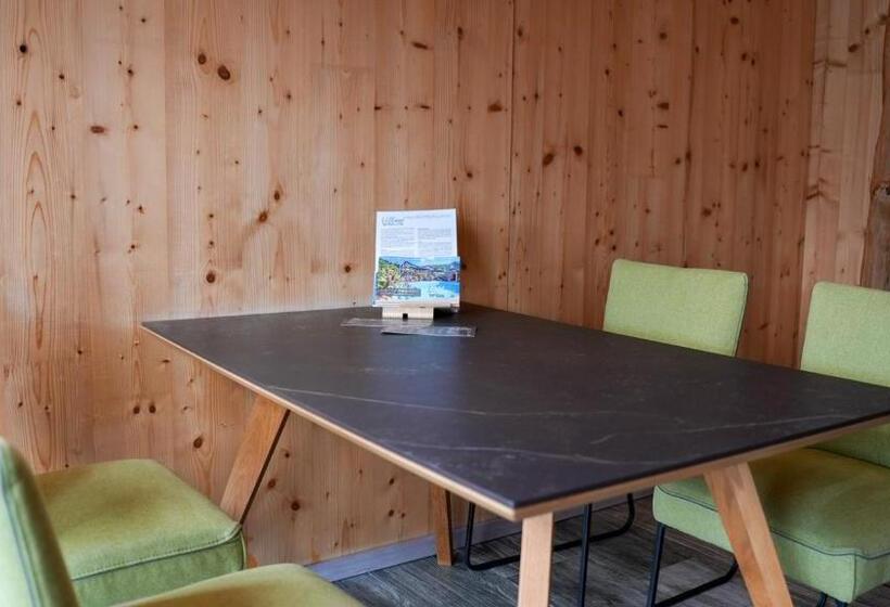 בקתת חדר, Fba Village