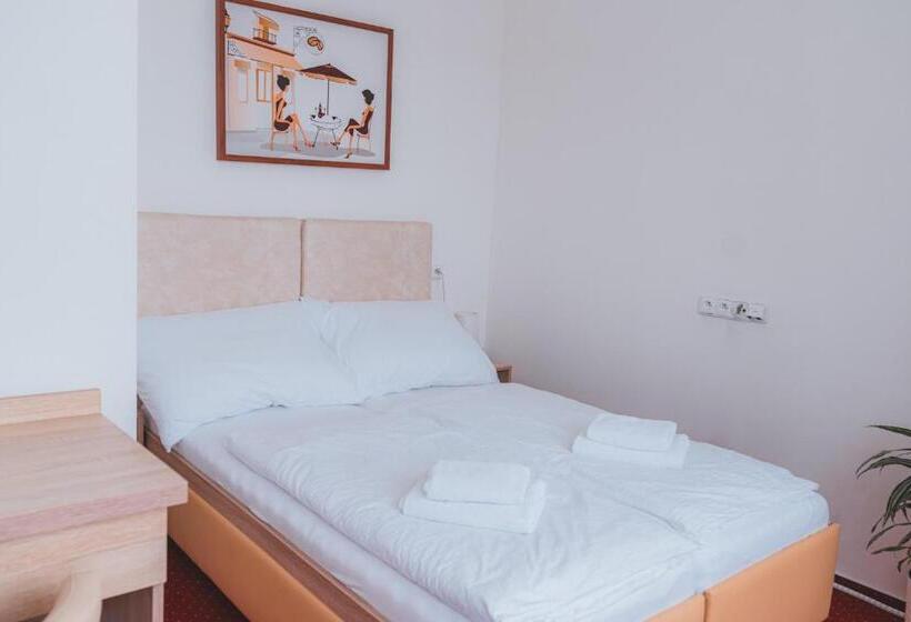 标准间, Kavárna A Penzion Reichl