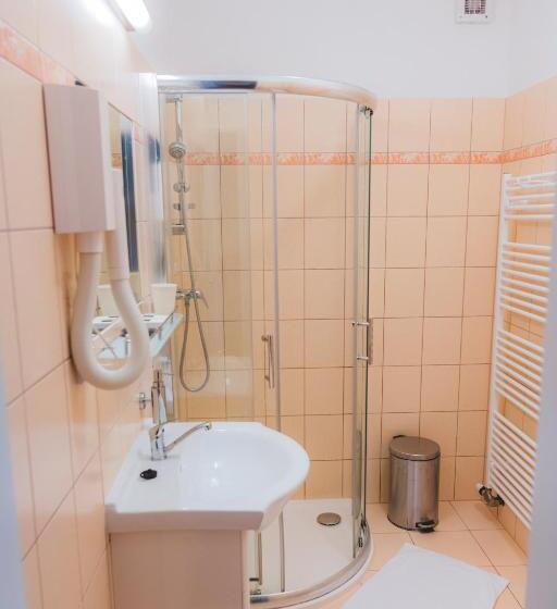 标准间, Kavárna A Penzion Reichl