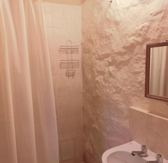 חדר משפחתי, Brentwood Lodge