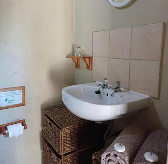 חדר משפחתי, Brentwood Lodge