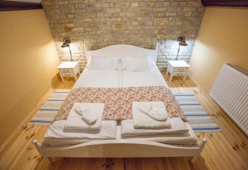 디럭스 룸, Provence Birtok