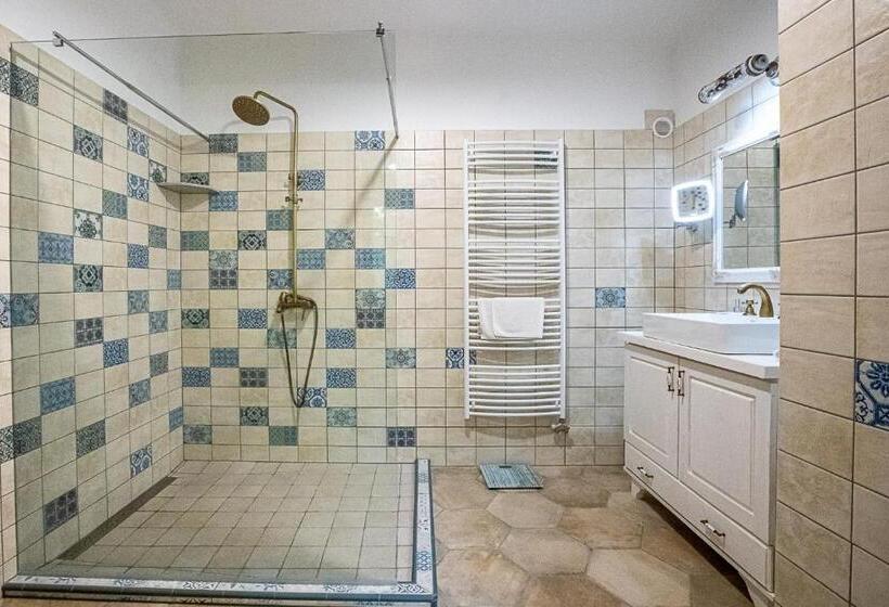 디럭스 스위트, Provence Birtok