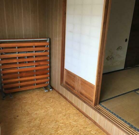 تختخواب در اتاق مشترک, Ioki Station Guest House