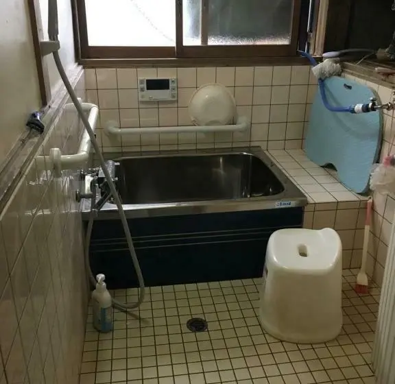 ルームシェアのワンベッド, Ioki Station Guest House