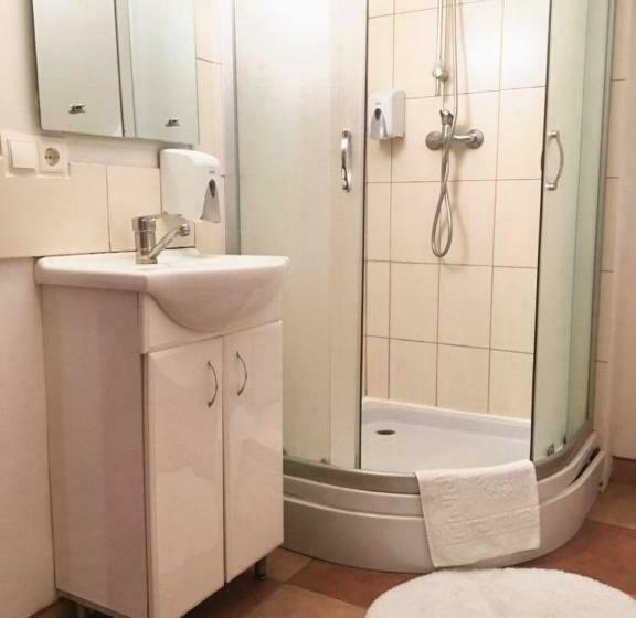 غرفة عائلية, Monica