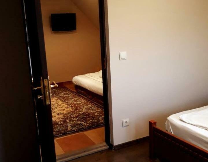 غرفة عائلية, Monica