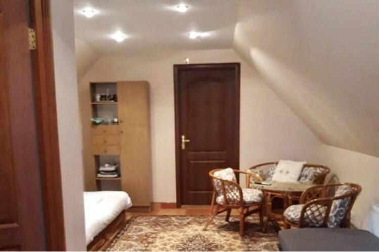 غرفة عائلية, Monica