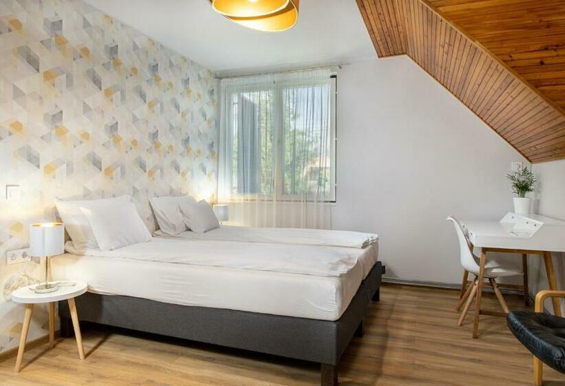 غرفة قياسية ثلاثية, Tiszapart Vendégház