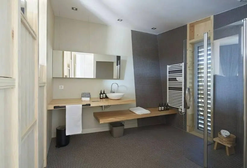 障害者適応デラックスルーム, Les échasses Golf & Surf Eco Lodge