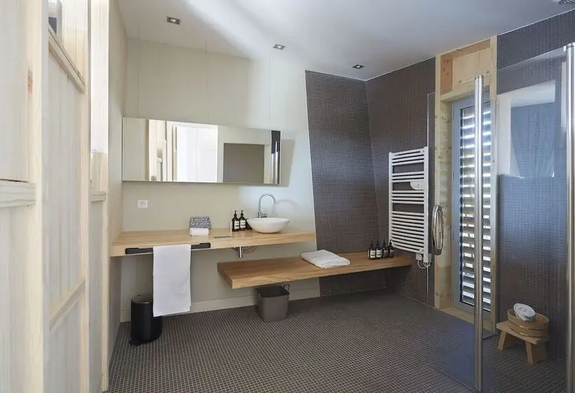 障害者適応デラックスルーム, Les échasses Golf & Surf Eco Lodge