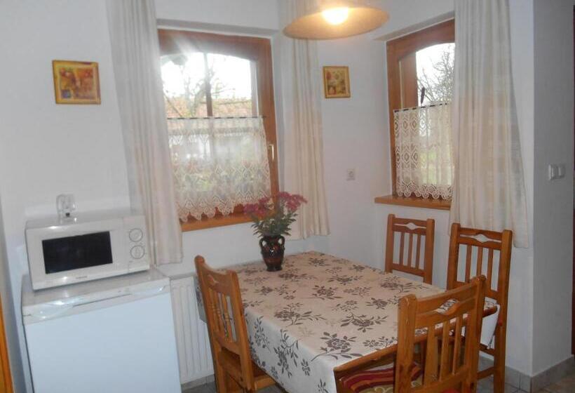 דירת שלושה חדרים, Vendégmarasztaló Porta