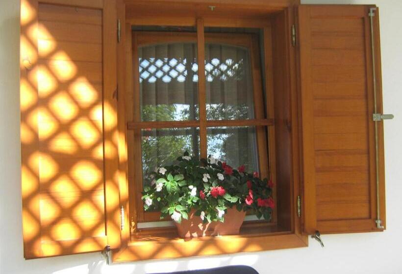 דירת שלושה חדרים, Vendégmarasztaló Porta