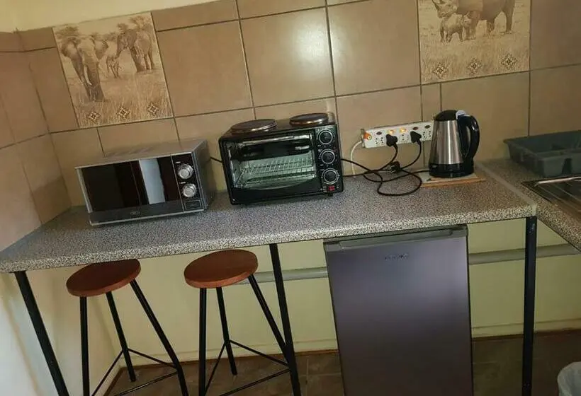 スタンダードスタジオ, Schweizer Guesthouse