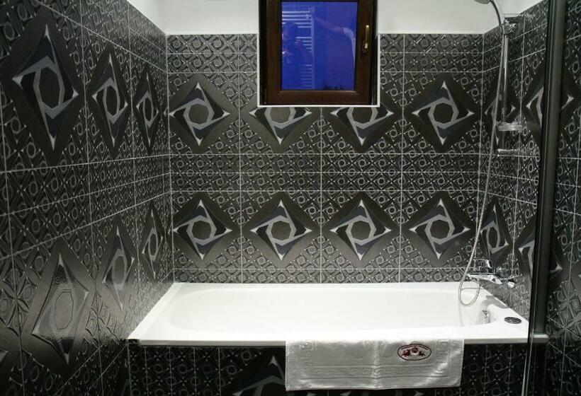 スタンダードルーム, Doi Taurasi