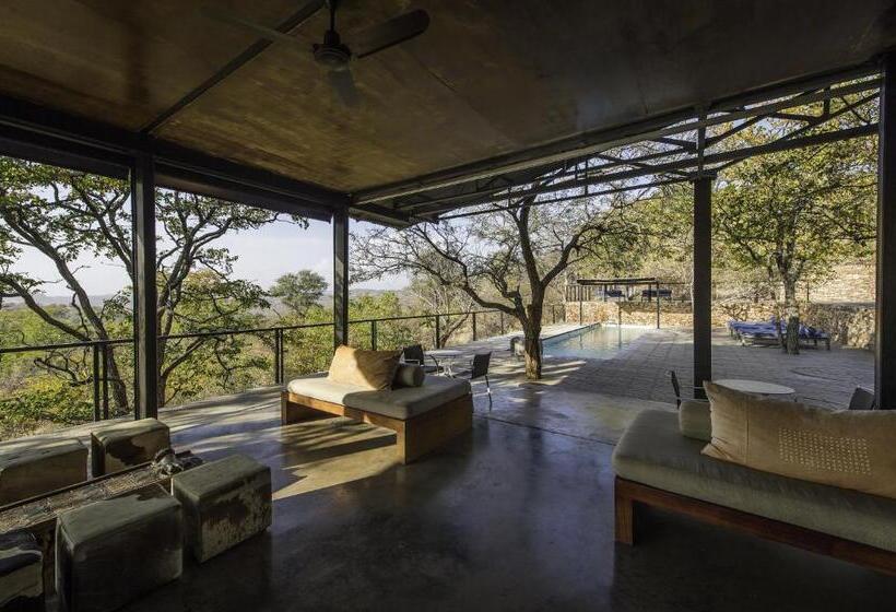 חדר דלוקס נוף לגינה, The Outpost & Pel S Post