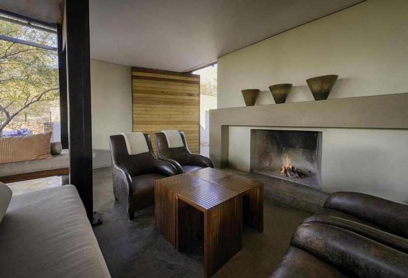 חדר דלוקס נוף לגינה, The Outpost & Pel S Post