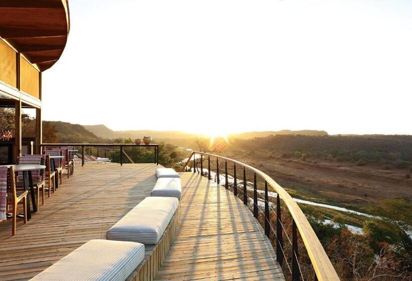 חדר סטנדרט, The Outpost & Pel S Post