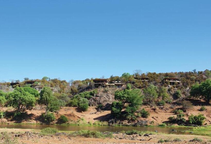 חדר סטנדרט, The Outpost & Pel S Post