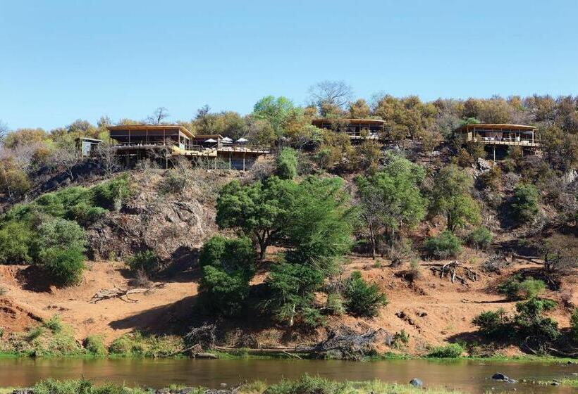 חדר סטנדרט, The Outpost & Pel S Post