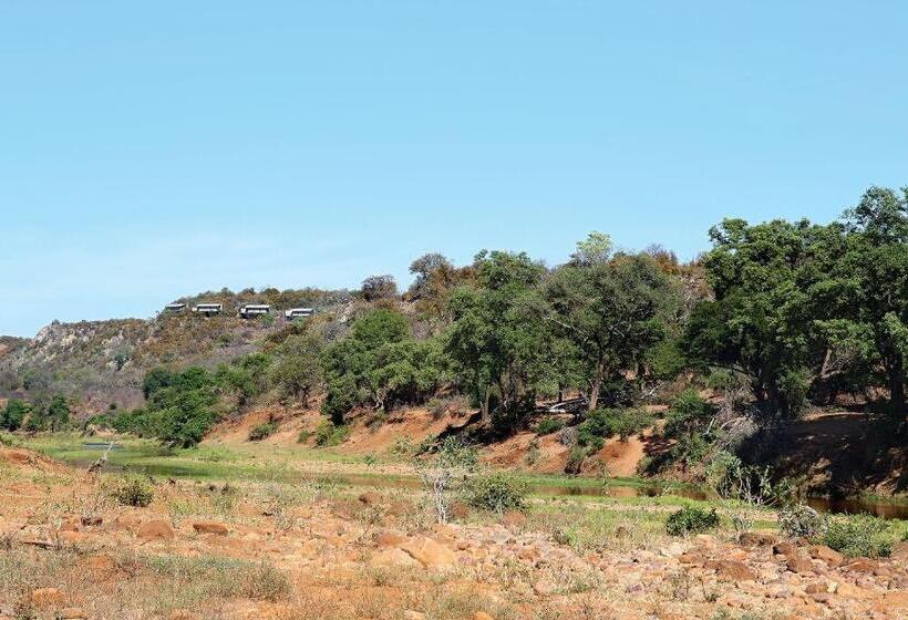 חדר סטנדרט, The Outpost & Pel S Post