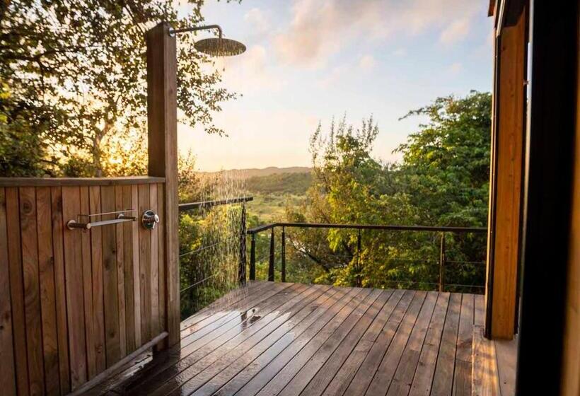 חדר סטנדרט, The Outpost & Pel S Post