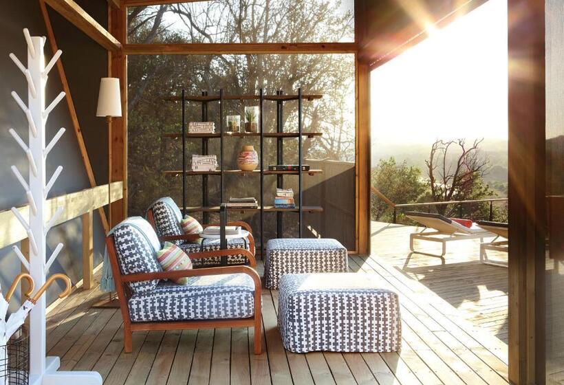 חדר סטנדרט, The Outpost & Pel S Post