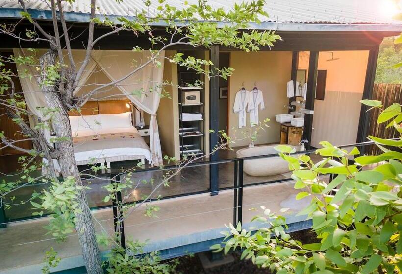 סוויטה עם מרפסת, The Outpost & Pel S Post