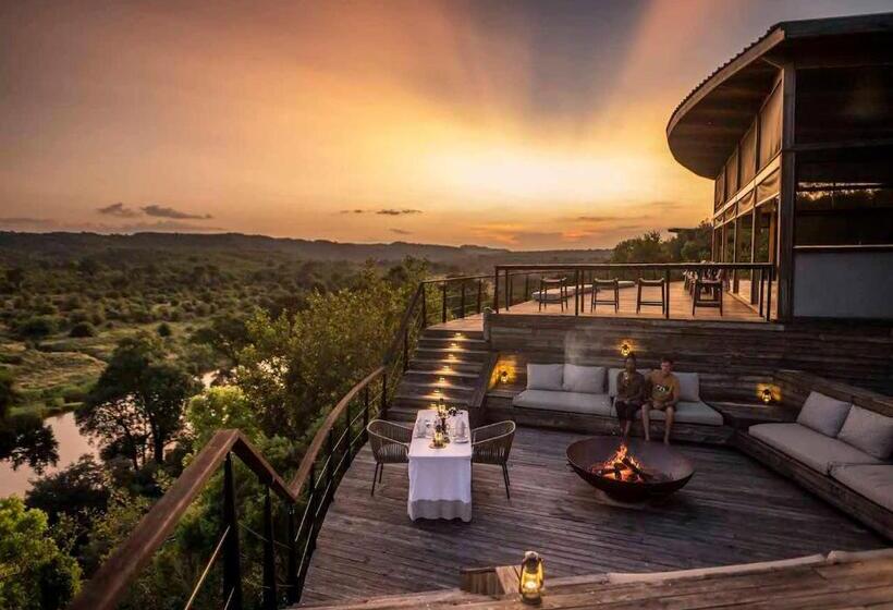 חדר סטנדרט, The Outpost & Pel S Post